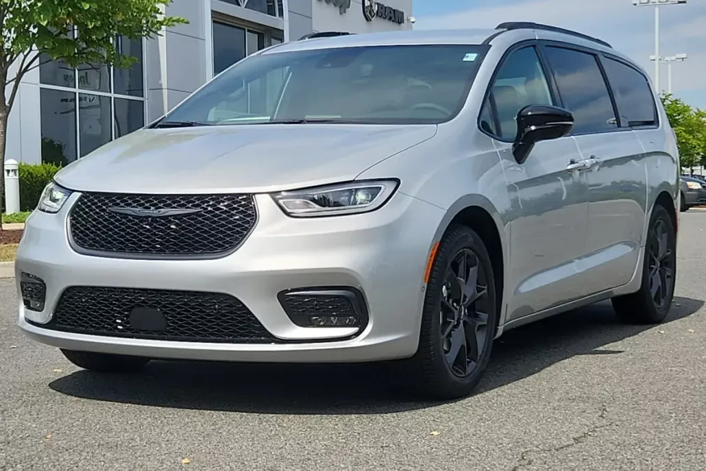 2024 Chrysler Pacifica Touring L photo 1