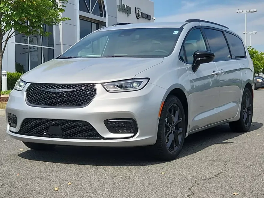 2024 Chrysler Pacifica Touring L photo 1