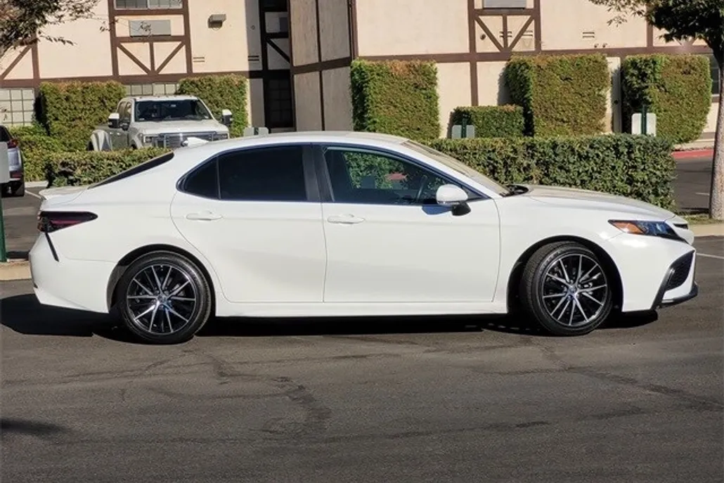 2023 Toyota Camry SE photo 1