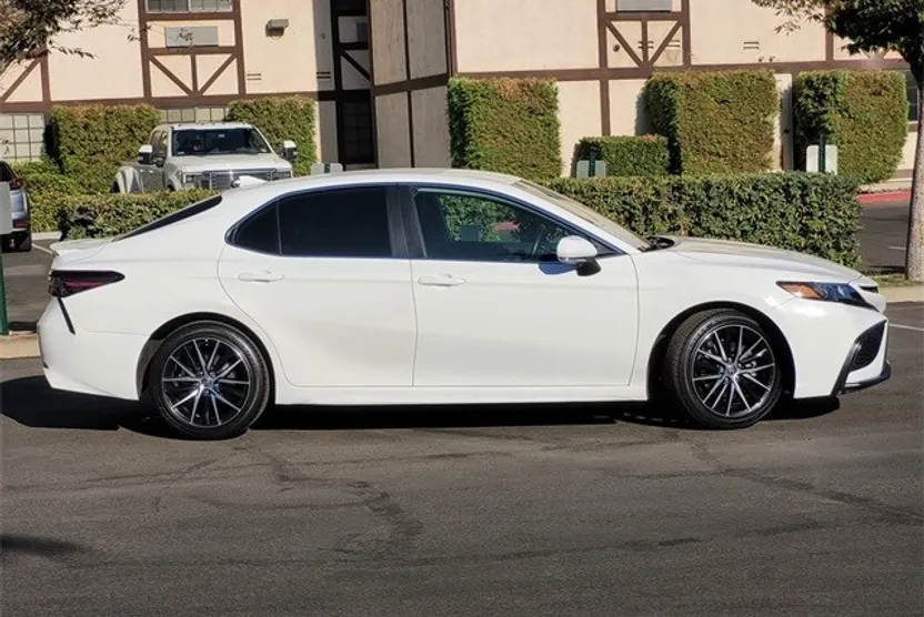 2023 Toyota Camry SE photo 1