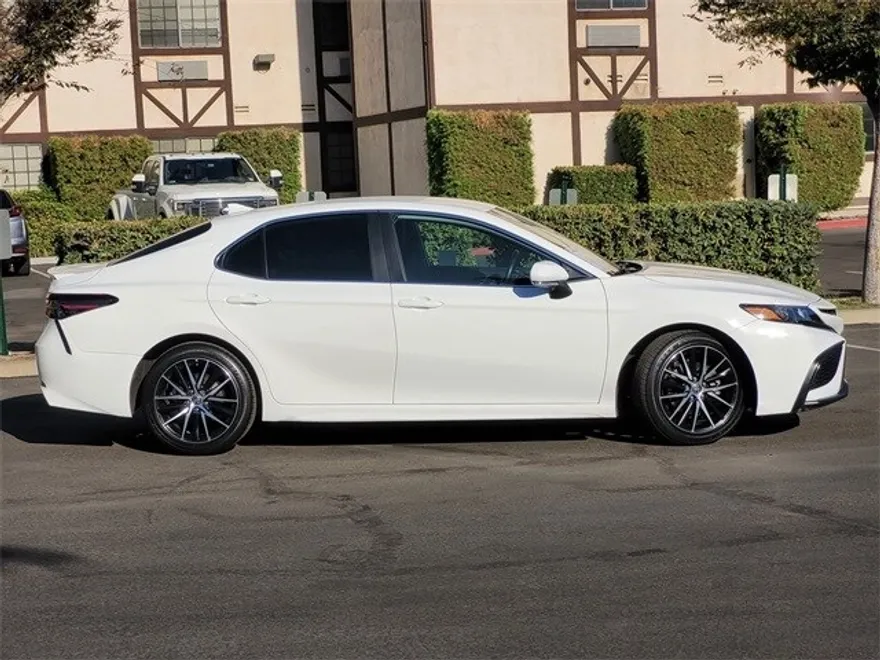 2023 Toyota Camry SE photo 1