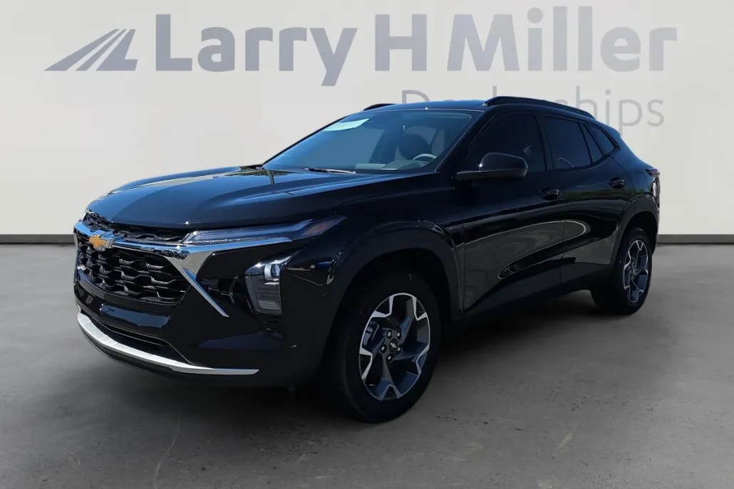 2025 Chevrolet Trax LT photo 1