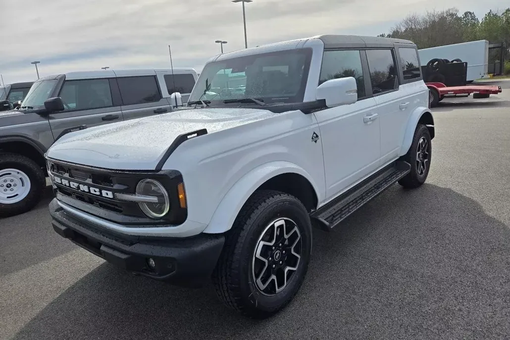 2025 Ford Bronco Outer Banks photo 1