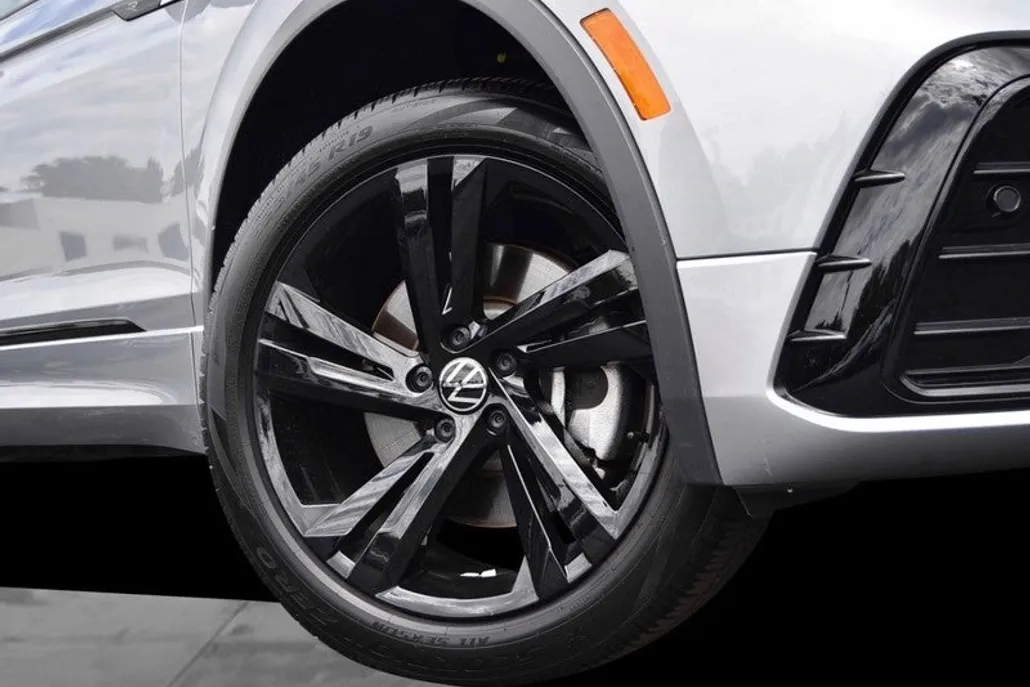 2024 Volkswagen Tiguan SE R-Line Black photo 1