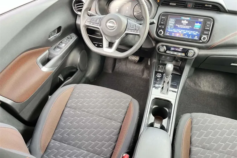 2023 Nissan Kicks SR photo 1