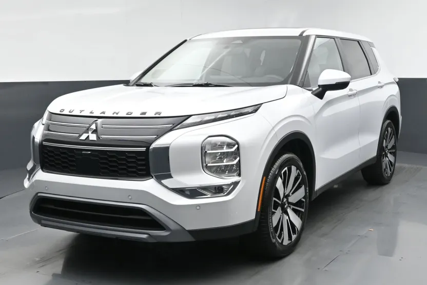 2025 Mitsubishi Outlander SE photo 1