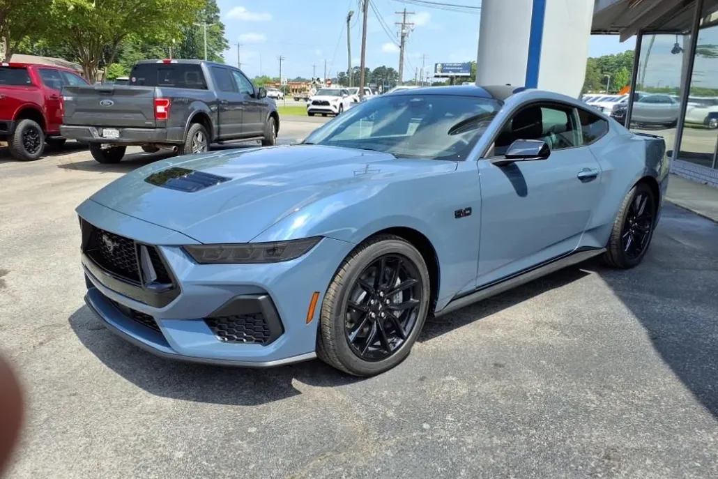 2025 Ford Mustang GT photo 1