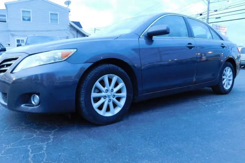 2010 Toyota Camry XLE photo 1