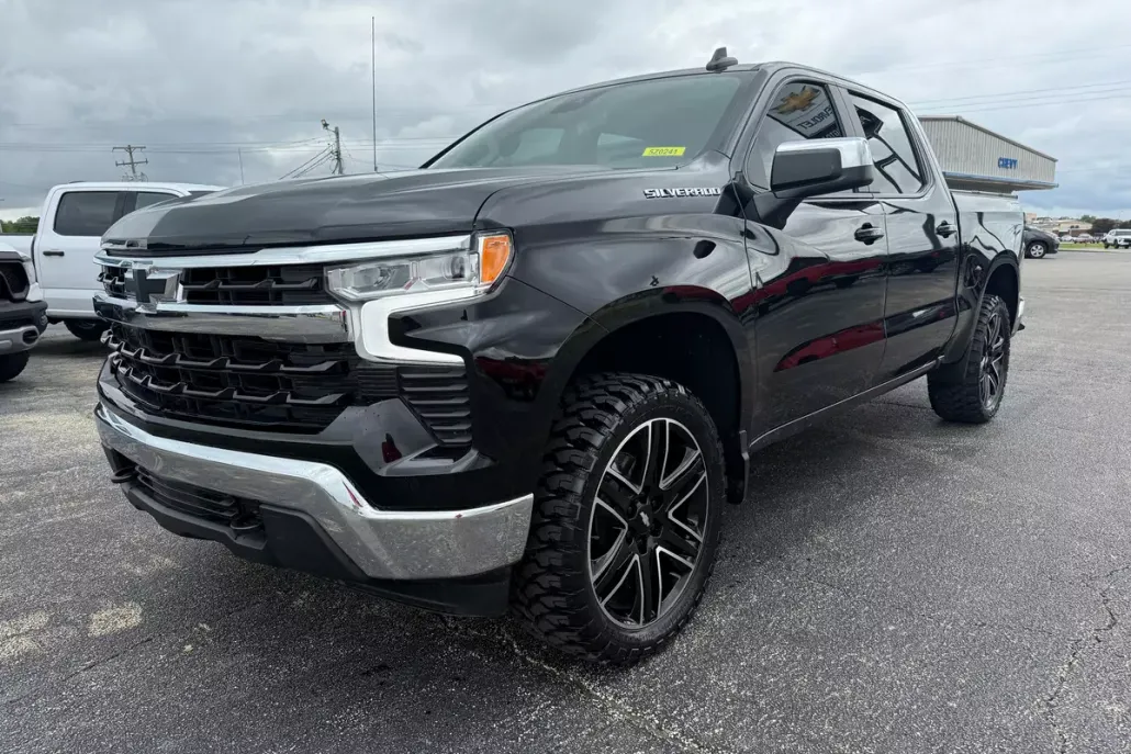 2023 Chevrolet Silverado 1500 LT photo 1