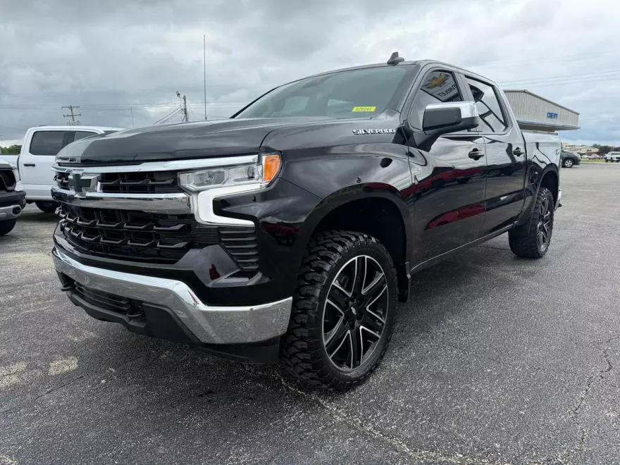 2023 Chevrolet Silverado 1500 LT photo 1