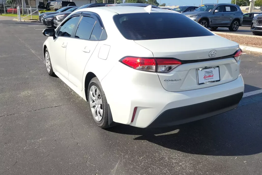 2025 Toyota Corolla LE photo 1