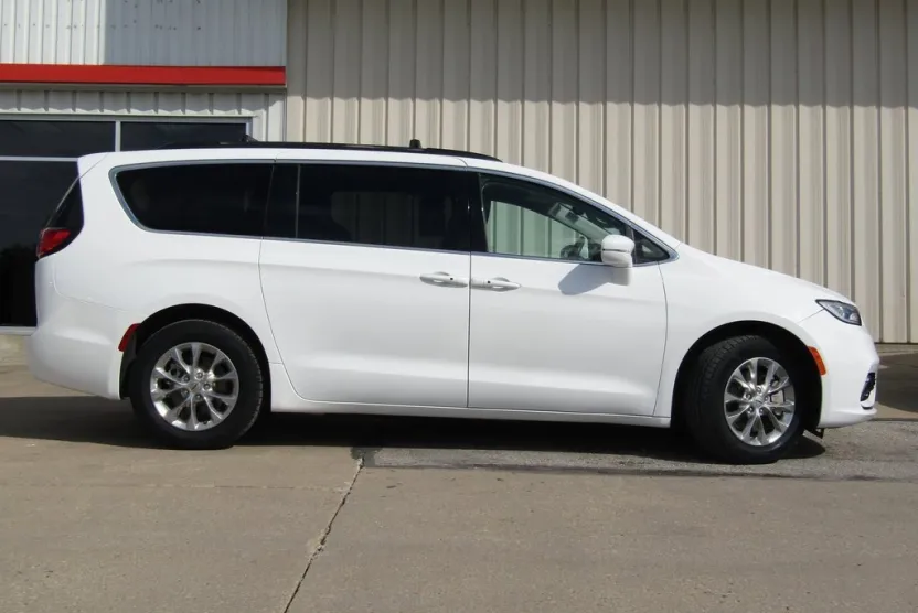 2022 Chrysler Pacifica Touring L photo 1