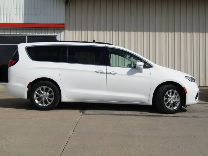 2022 Chrysler Pacifica Touring L photo 1