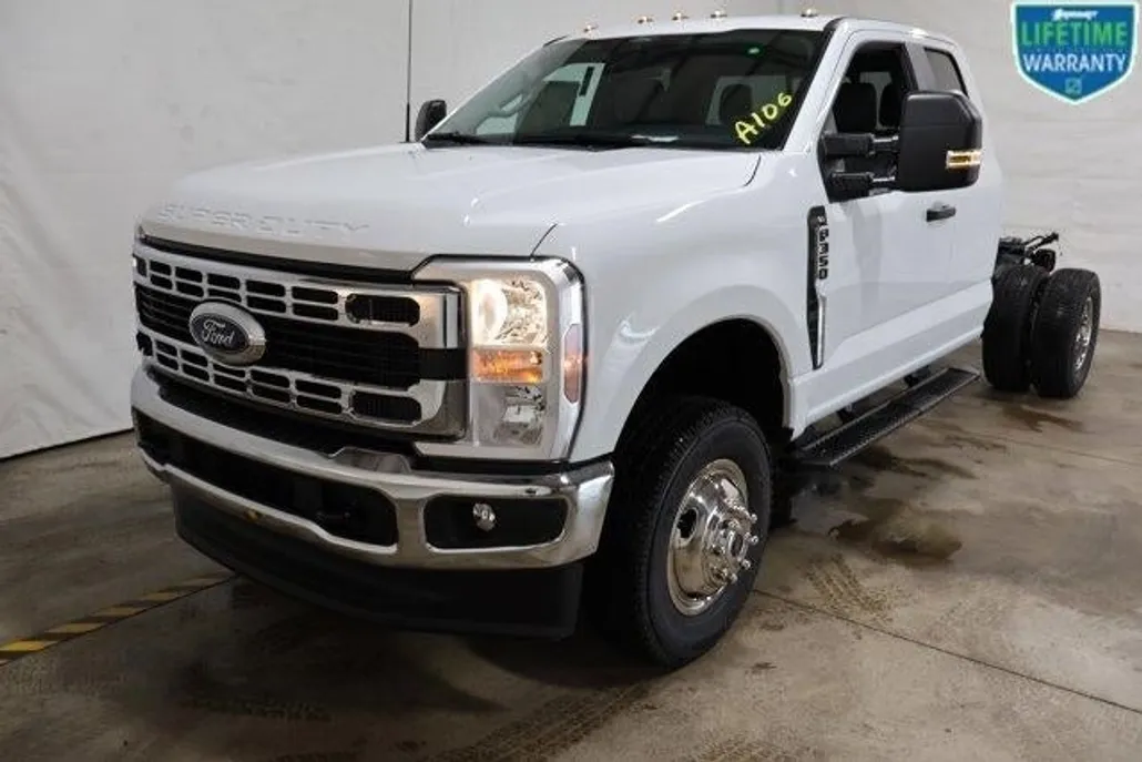 2025 Ford F-350 XL photo 1