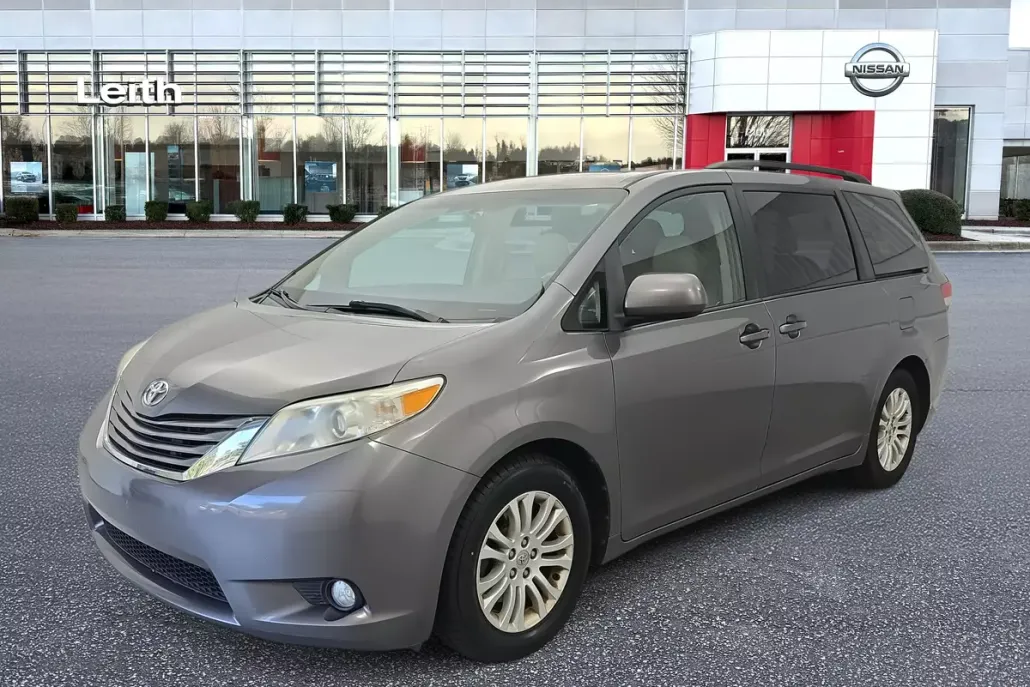 2014 Toyota Sienna XLE photo 1