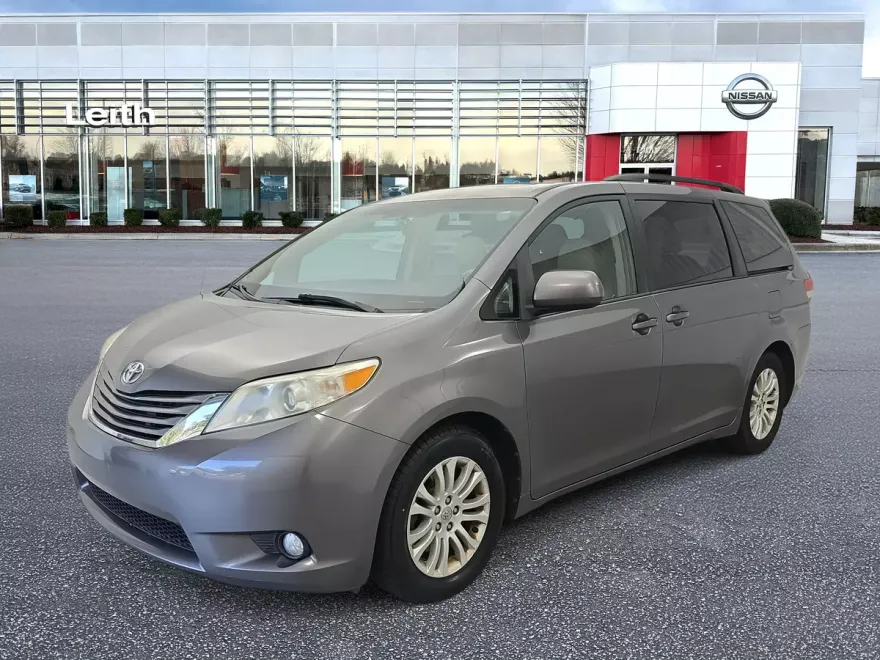 2014 Toyota Sienna XLE photo 1