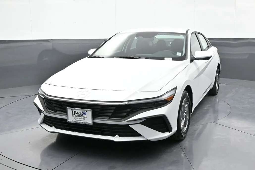 2025 Hyundai Elantra SE photo 1