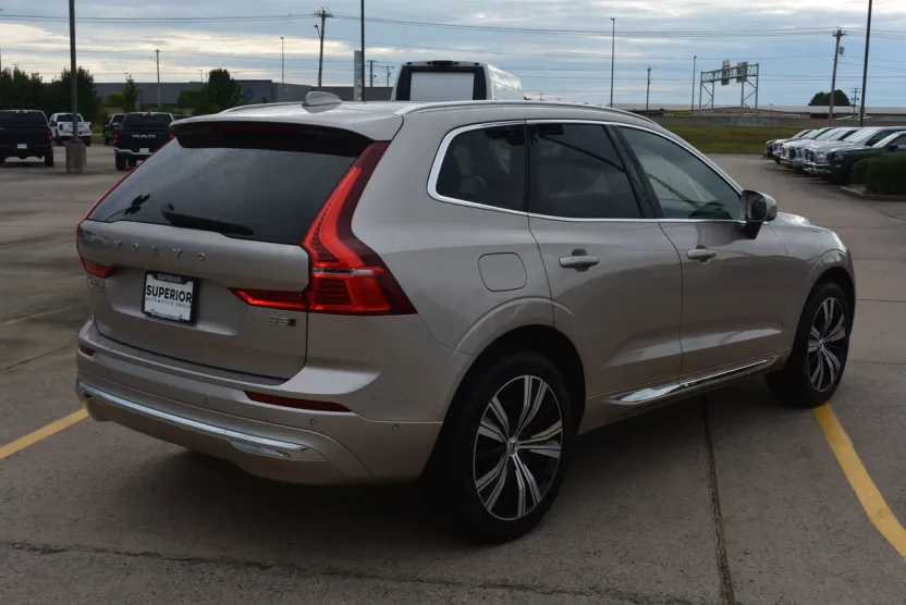 2023 Volvo XC60 B5 Plus photo 1