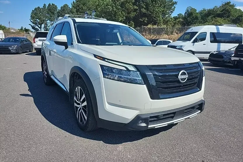 2024 Nissan Pathfinder Platinum photo 1