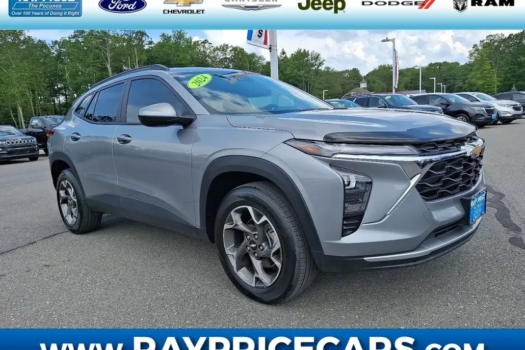 2024 Chevrolet Trax LT photo 1