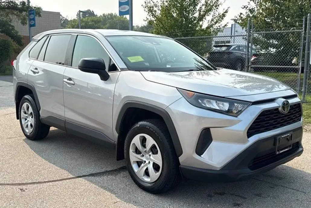 2022 Toyota RAV4 LE photo 1