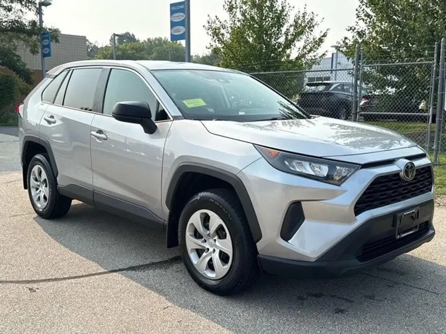 2022 Toyota RAV4 LE photo 1