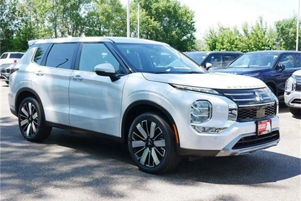 2025 Mitsubishi Outlander SE photo 1