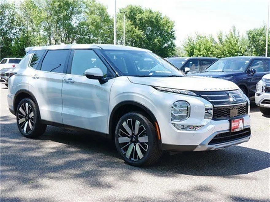 2025 Mitsubishi Outlander SE photo 1