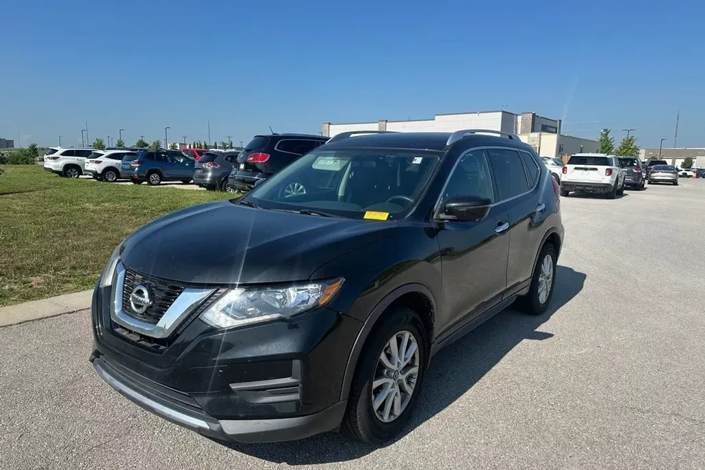 2017 Nissan Rogue SV photo 1