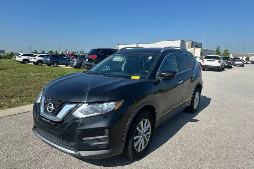 2017 Nissan Rogue SV photo 1