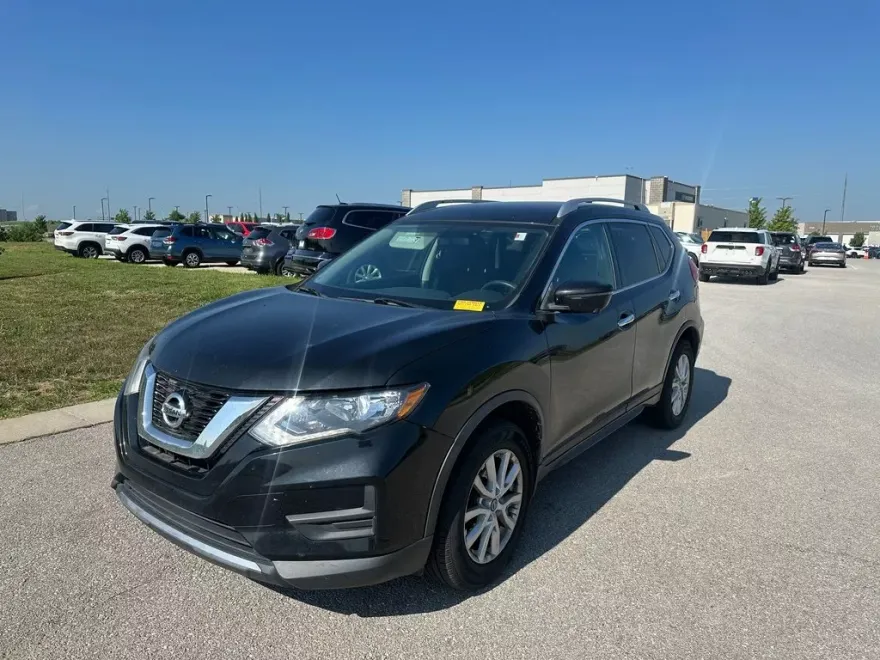 2017 Nissan Rogue SV photo 1