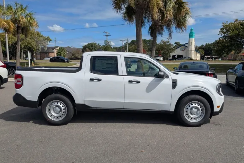 2025 Ford Maverick XL photo 1