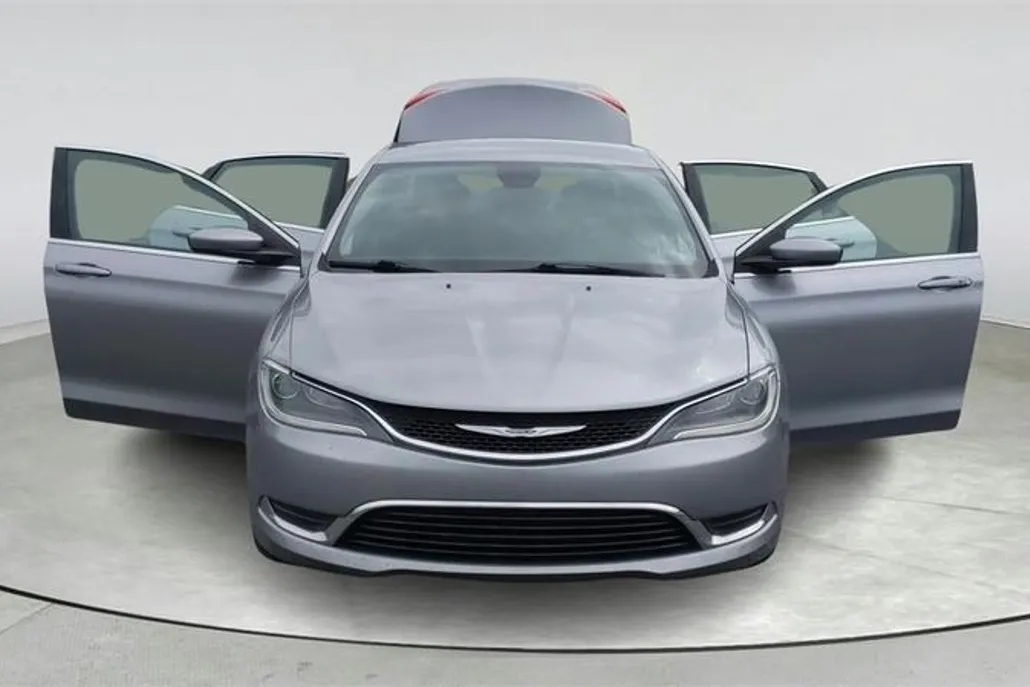 2017 Chrysler 200 Limited photo 1