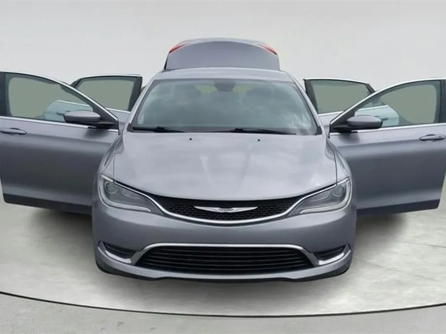 2017 Chrysler 200 Limited photo 1