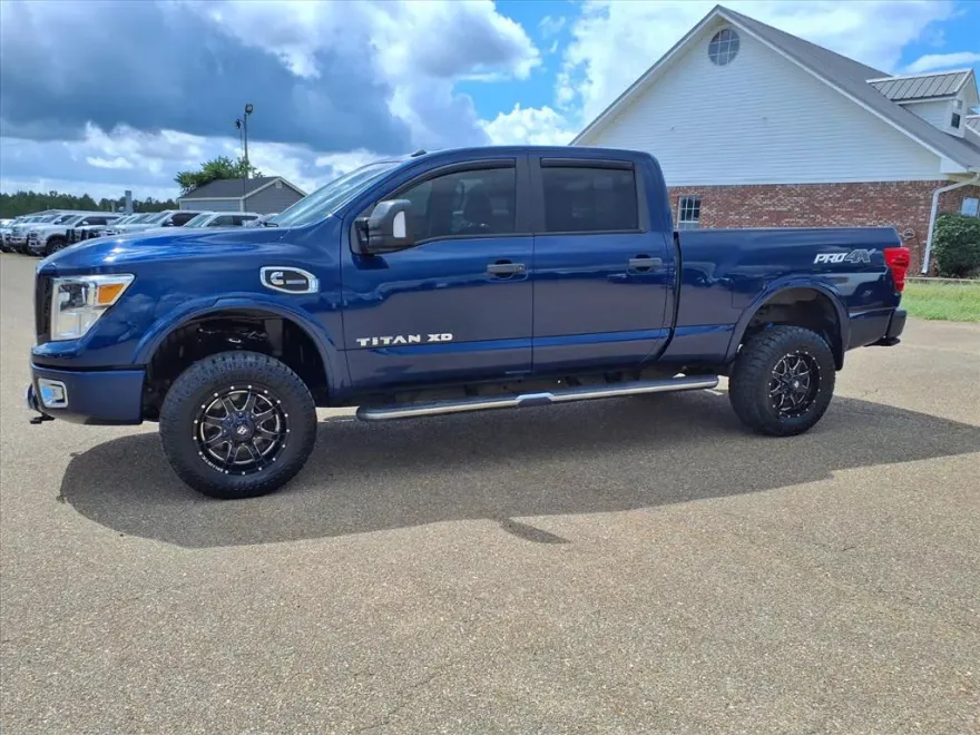 2018 Nissan Titan PRO-4X Crew Cab photo 1