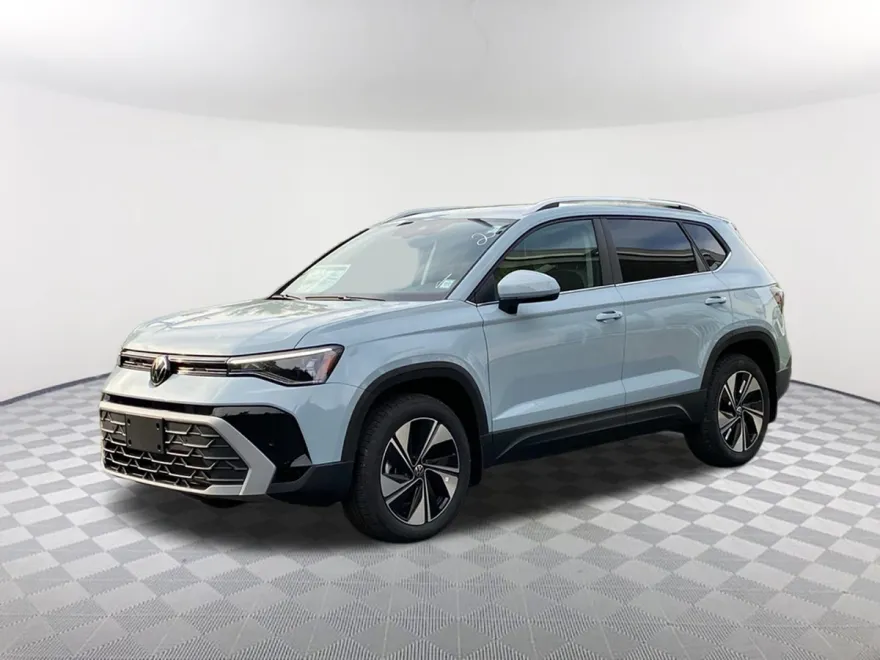 2025 Volkswagen Taos SE photo 1