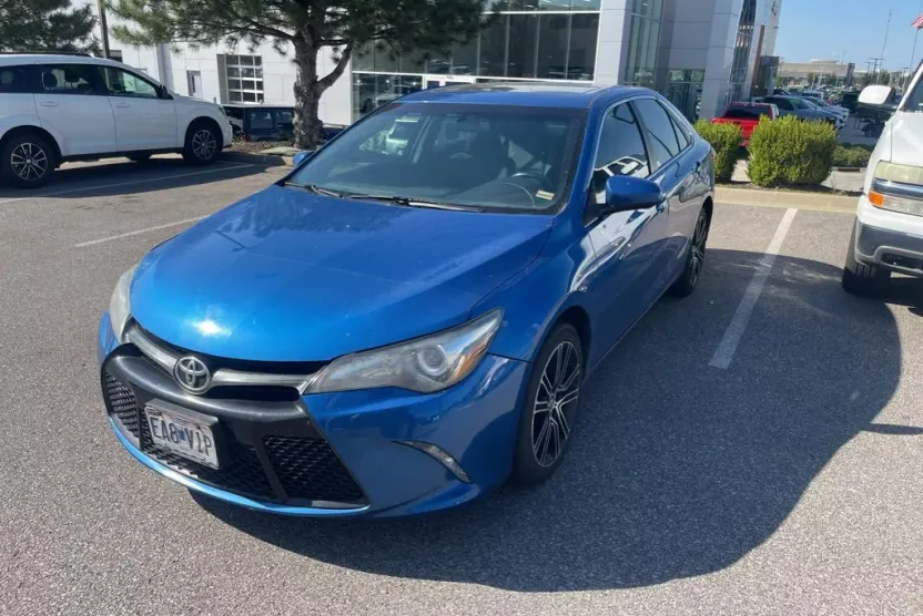 2016 Toyota Camry SE photo 1
