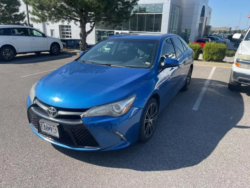 2016 Toyota Camry SE photo 1