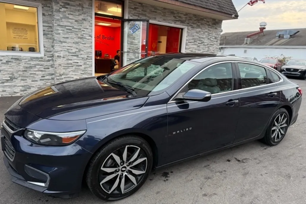 2017 Chevrolet Malibu 1LT photo 1