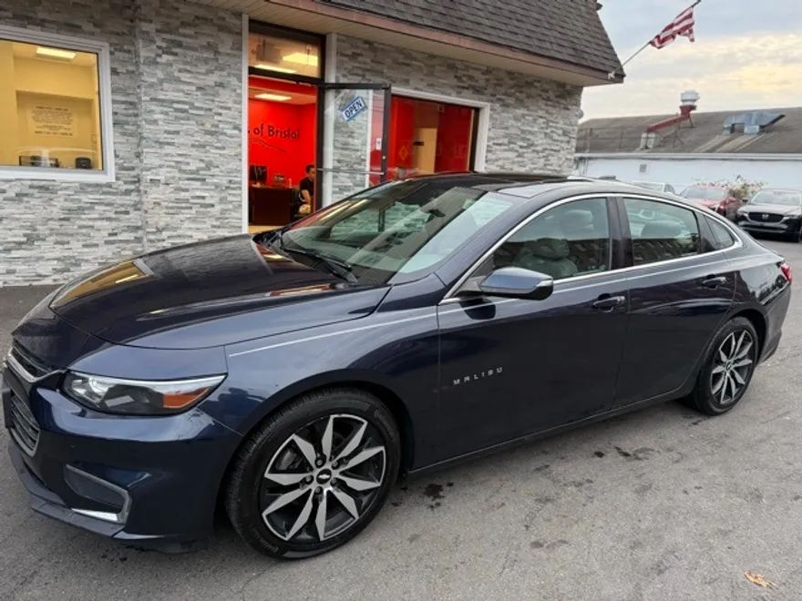 2017 Chevrolet Malibu 1LT photo 1