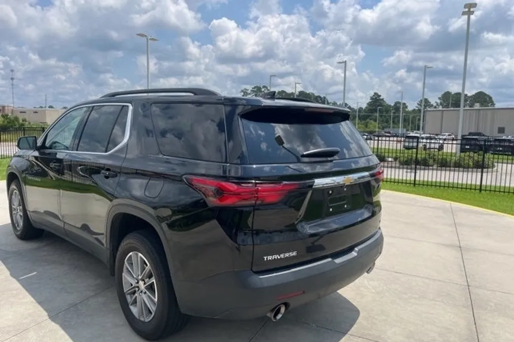 2023 Chevrolet Traverse 1LT photo 1