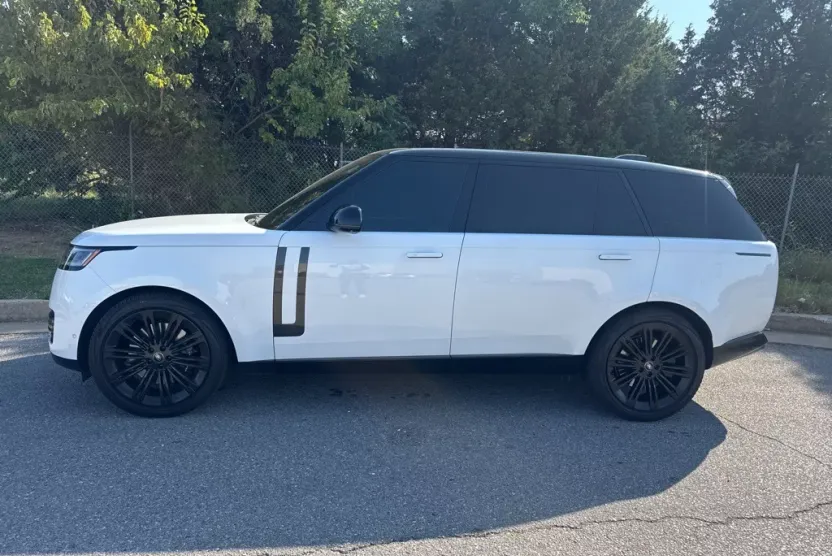 2023 Land Rover Range Rover SE photo 1