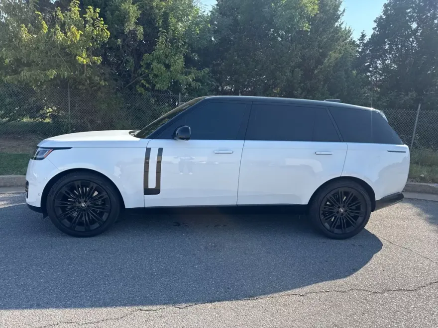 2023 Land Rover Range Rover SE photo 1