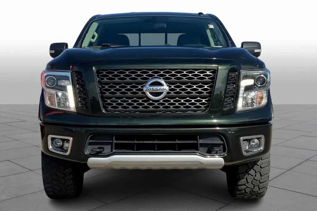2019 Nissan Titan PRO-4X Crew Cab photo 1