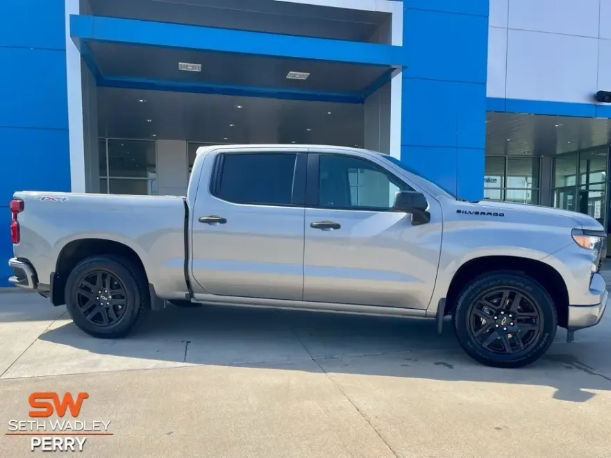 2023 Chevrolet Silverado 1500 Custom photo 1
