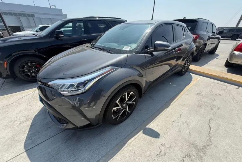 2022 Toyota C-HR XLE photo 1
