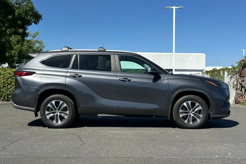 2023 Toyota Highlander L photo 1