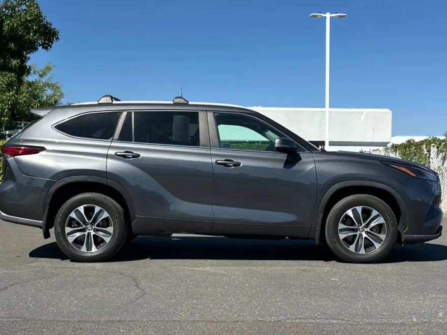 2023 Toyota Highlander L photo 1