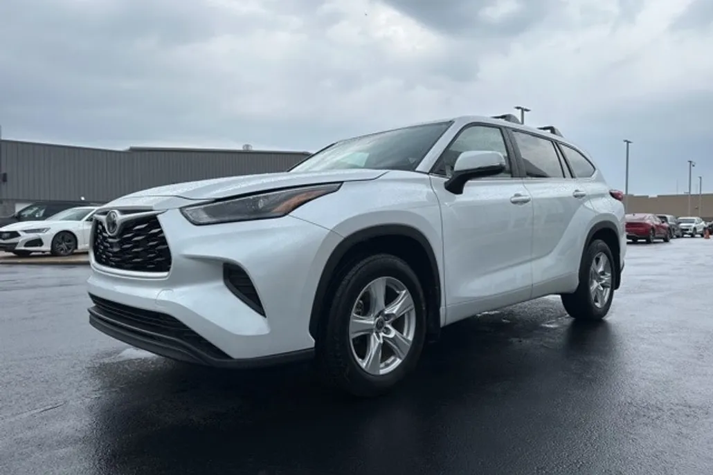 2023 Toyota Highlander L photo 1
