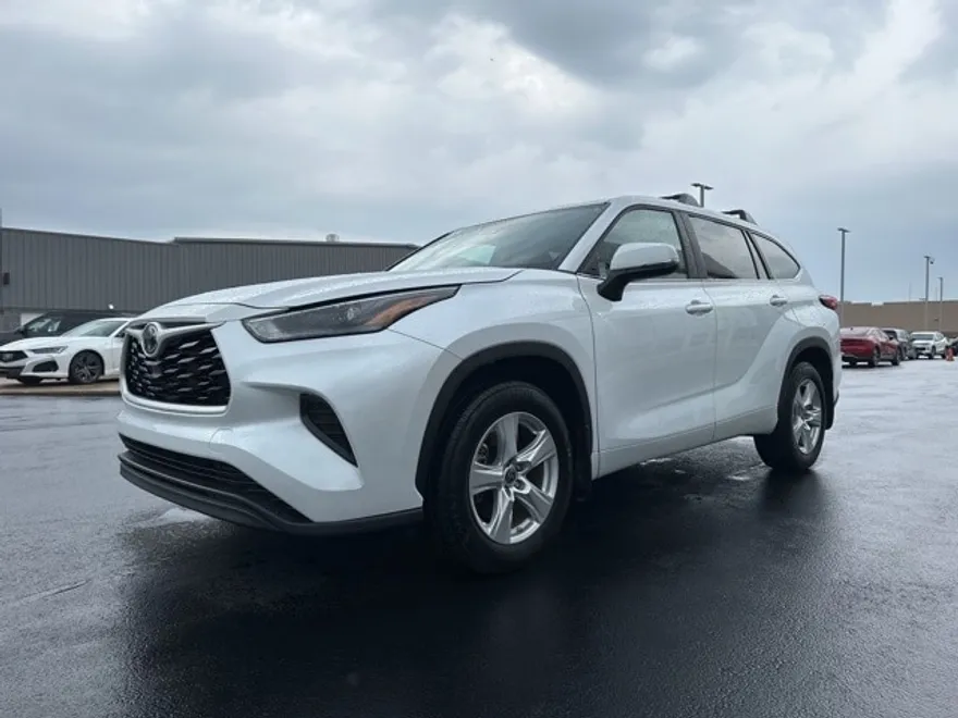 2023 Toyota Highlander L photo 1